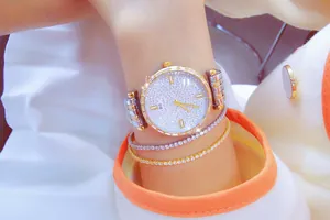 Primer plano del reloj BS Bee Sister para mujer con esfera de diamantes y correa de cadena