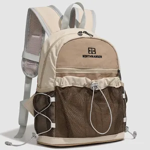 Vue détaillée d'un sac à dos de randonnée léger avec poche en filet et cordon de serrage