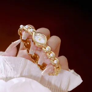 Vista dettagliata di un orologio da donna vintage dorato con cinturino di perle.