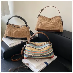 Tres elegantes bolsos de paja tejida a rayas y lisos para looks de moda veraniegos
