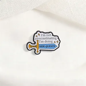 Jolie broche en émail avec design d'épée de quête secondaire et citation motivante