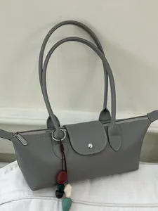 Sac sous le bras de niche coréenne pour femmes en cuir PU avec charme de perles couleur unie mode navettage