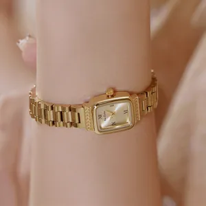Elegante reloj rectangular dorado para mujer con números romanos y brazalete de eslabones