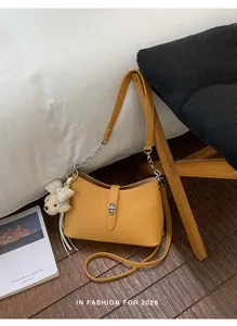 Borsa a tracolla in pelle gialla testurizzata con catena argento e ciondolo