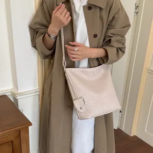 Koreaanse retro geweven crossbody emmer tas in crème beige met mooie textuur details