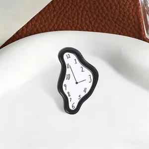 Primer plano de un broche de reloj derretido surrealista con números artísticos distorsionados
