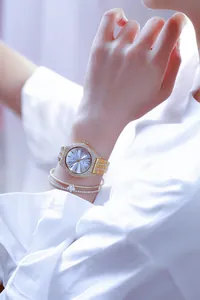 Primer plano del reloj de lujo para mujer BS Bee Sister con brillantes diamantes