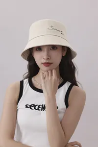 Primer plano de un sombrero de pescador beige de verano con bordado en modelo asiática