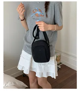 Minimalistische schwarze Mini-Umhängetasche an einem Modell für einen lässigen Alltag