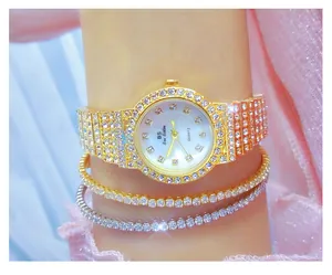 Vista detallada del reloj dorado BS Bee Sister con pedrería y pulseras a juego