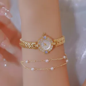 Primer plano del elegante reloj de cadena de oro vintage francés con bisel de cristal