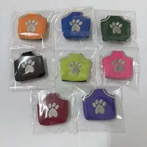 Primer plano de protectores silenciosos para placas de mascotas en varios colores vivos.