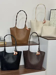 Borsa tote intrecciata minimalista in ecopelle con grande capacità e ciondolo decorativo