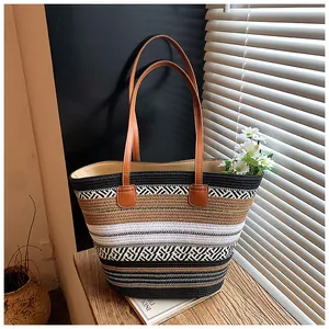 Große geflochtene Strohtasche mit geometrischem Streifenmuster für den Sommerstrandurlaub