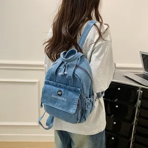 Rückansicht eines modischen hellblauen Denim-Rucksacks in einem lässigen Ambiente