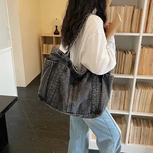 Grand sac cabas en jean délavé pour femme dans un décor de bibliothèque