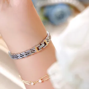 Primer plano de una elegante pulsera de cadena de plata con detalles dorados