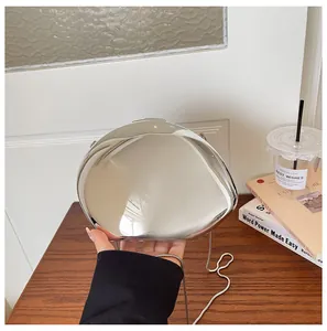 Dettaglio che mostra la lucida finitura a specchio argento di questa pochette a conchiglia