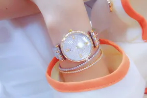 Detalle del reloj BS Bee Sister con incrustaciones de strass y correa bicolor