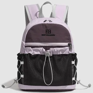 Vue de face du sac à dos élégant lavande et violet foncé avec détail de poche en filet