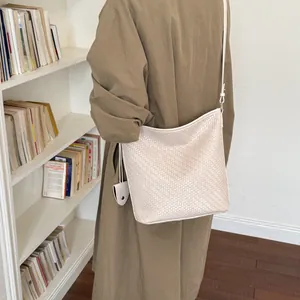 Minimalistische beige geweven emmer tas met grote capaciteit in retro Koreaanse stijl