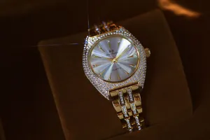 Primer plano de un elegante reloj de cuarzo dorado con cristales