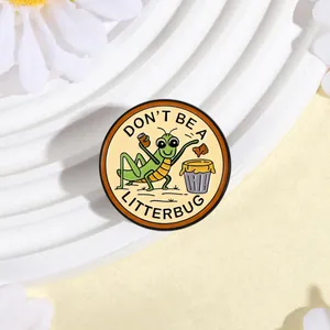Gros plan d'un pin's en émail avec un criquet dessin animé et un slogan de sensibilisation.