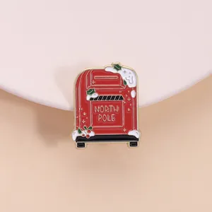 Nahaufnahme einer festlichen North Pole Briefkasten-Emaille-Anstecknadel mit Schnee