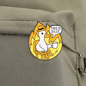 Lustige Emaille-Anstecknadel mit Ente und 'This is Silly' Slogan auf grüner Tasche