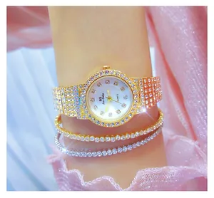 Primer plano del reloj dorado BS Bee Sister con incrustaciones de strass y pulsera