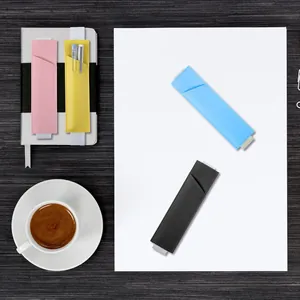 Détail de quatre porte-stylos élastiques en cuir PU colorés présentés sur un carnet