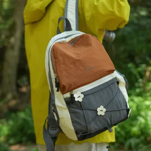 Detailansicht eines farbenfrohen wasserdichten Outdoor-Rucksacks im Wald