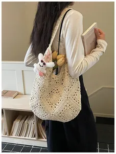 Borsa tote in paglia beige all'uncinetto con ciondolo a forma di coniglio per le vacanze