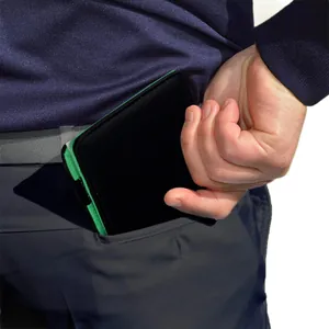 Detailansicht eines schwarzen Golf-Scorekartenhalters aus Leder in einer Hosentasche.