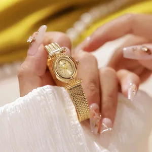 Primer plano del reloj dorado Bee Sister para mujer con correa de patrón de espiga