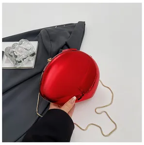 Clutch da sera rossa a forma di conchiglia con finitura a specchio e catena dorata a mano