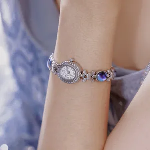 Primer plano del reloj de pulsera Bee Sister FA1920 con incrustaciones de abulón natural