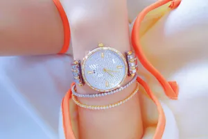 Primer plano del lujoso reloj de mujer BS Bee Sister con elegantes pulseras de diamantes