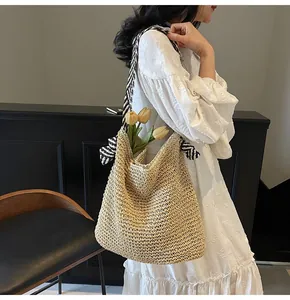 Grand sac cabas élégant en paille tressée avec bandoulières rayées pour la plage d'été