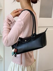 Sac à épaule noir tendance style dumpling avec rabat épuré et breloques colorées