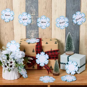Dekorative hellblaue Schneeflocken-Papierschilder für Winter-Klassenzimmer-Pinnwände.