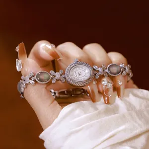 Vista detallada de reloj de pulsera plateado para mujer con nácar de abulón
