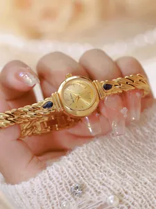 Primer plano del reloj de pulsera dorado Bee Sister con detalles de circón azul vintage