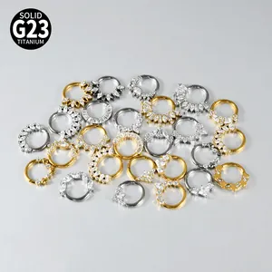 Makroansicht verschiedener G23 Titan Septumringe mit Zirkonia-Akzenten in Gold und Silber