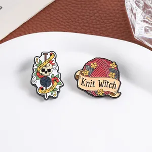 Dettaglio delle spille Knit Witch e Knit Fast Die Warm per gli appassionati di maglia