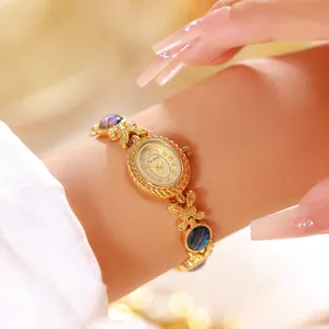 Primer plano detallado de un elegante reloj de pulsera dorado con nácar de abulón.