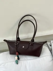 Sac sous le bras minimaliste en similicuir marron foncé avec pompon de perles chic