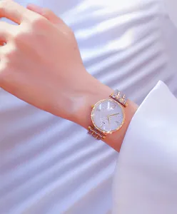 Vista detallada del reloj BS Bee Sister de oro y plata con esfera de diamantes completos