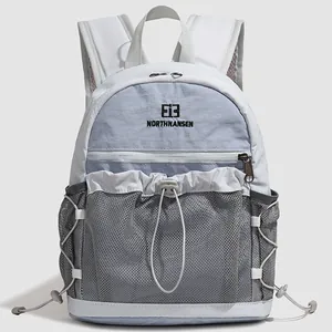 Sac à dos léger et élégant bleu clair et gris avec détail de poche avant en filet