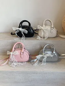 Μίνι ανάγλυφη τσάντα μπόουλινγκ με δαντελωτό φιόγκο σε μαύρο λευκό ροζ και ασημί